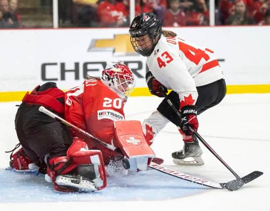 Eishockey, Frauen WM, Kanada - Schweiz April 15, 2023, BRAMPTON, ON, CANADA: Switzerland goaltender Andrea Braendli (20) makes a breakaway save on Canada forward Kristin O Neill (43) during second period IIHF Women s World Hockey Championship semifinal hockey action in Brampton, Ont., on Saturday April 15, 2023. Canada News - April 15, 2023 - ZUMAc35_ 20230415_zaf_c35_046 Copyright: xFrankxGunnx