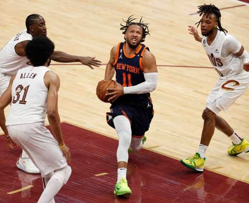 New York Knicks guard Jalen Brunson (C) drives to the basket betewen (from left) Cleveland Cavaliers guard Caris LeVert, Cleveland Cavaliers center Jarrett Allen, and Cleveland Cavaliers guard Darius Garland during the second half of the NBA, Basketball Herren, USA Eastern Conference first round playoff game 1 between the Cleveland Cavaliers and the New York Knicks at Rocket Mortgage Fieldhouse in Cleveland, Ohio, USA, 15 April, 2023. New York Knicks vs. Cleveland Cavaliers !ACHTUNG: NUR REDAKTIONELLE NUTZUNG!  Copyright: xDAVIDxMAXWELLx AME1670 20230416-cd75798a3eba1f17ee3c10777eb76db4808e06ec