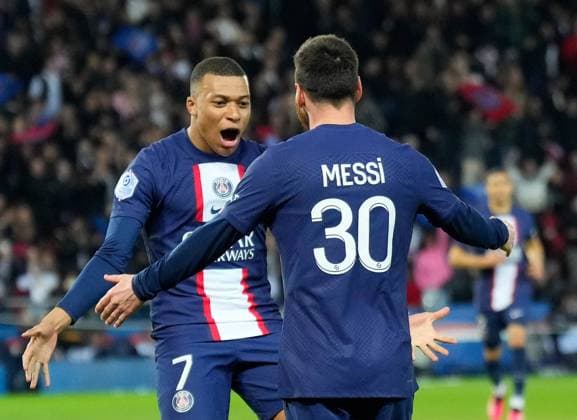 Sport Themen der Woche KW15 Sport Bilder des Tages Fußball, Paris St. Germain - RC Lens (230416) -- PARIS, April 16, 2023 -- Paris Saint Germain s Kylian Mbappe (L) celebrates after scoring with his teammate Lionel Messi during a French Ligue 1 football match between Paris Saint Germain (PSG) and RC Lens in Paris, France, April 15, 2023. (Photo by Xinhua) (SP)FRANCE-PARIS-FOOTBALL-LEAGUE 1-PSG VS RC LENS GlennxGervot 