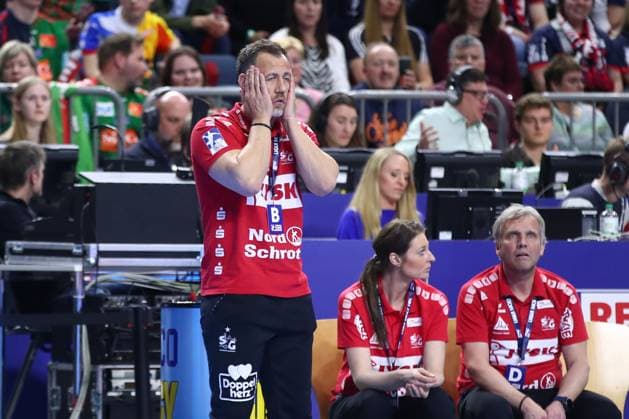 15 04 2023, xgox, handball DHB Cup, semifinal, SG Flensburg Handewitt Rhein Neckar Loewen emspor, v l Maik Machulla Flensburg, coach complains, complains, scolds Koeln