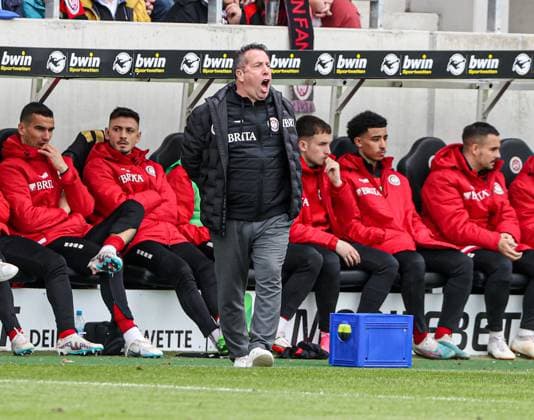 Football 3 Liga SV Wehen Wiesbaden TSV 1860 Munich 15 04 23, coach Markus Kauczinski SVWW ,