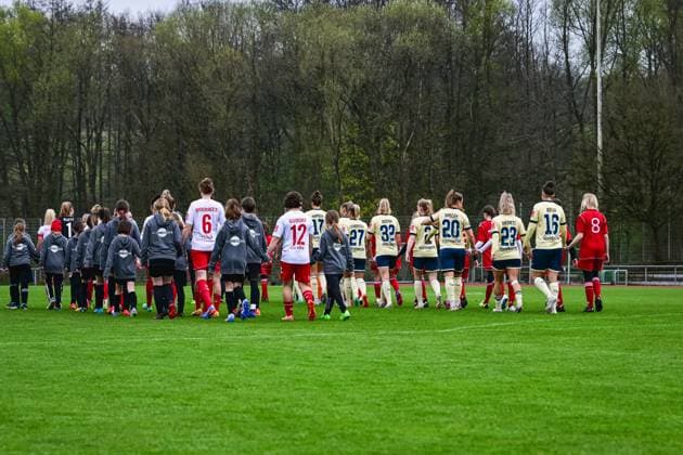 16 04 2023, GER, soccer, women, test match, 2022 2023, 1 FC Köln TSG Hoffenheim Both teams on the way to midfield Westerburg Schulstadion Rheinland Pfalz Germany