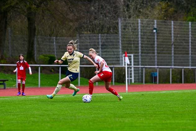 16 04 2023, GER, soccer, women, test match, 2022 2023, 1 FC Köln TSG Hoffenheim Sarai Linder 22 TSG wins the ball in front of Lena Uebach Köln Westerburg Schulstadion Rheinland Pfalz Deutschland