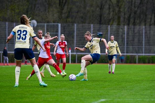 16 04 2023, GER, soccer, women, test match, 2022 2023, 1 FC Köln TSG Hoffenheim Sarai Linder 22 TSG wins the ball in front of Lena Uebach Köln Westerburg Schulstadion Rheinland Pfalz Deutschland