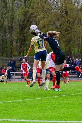 16 04 2023, GER, soccer, women, test match, 2022 2023, 1 FC Köln TSG Hoffenheim Franziska Harsch 17 TSG tries to get to the ball with her head while Manon Klett 1 Köln fumbles it away Westerburg Schulstadion Rheinland Pfalz Germany