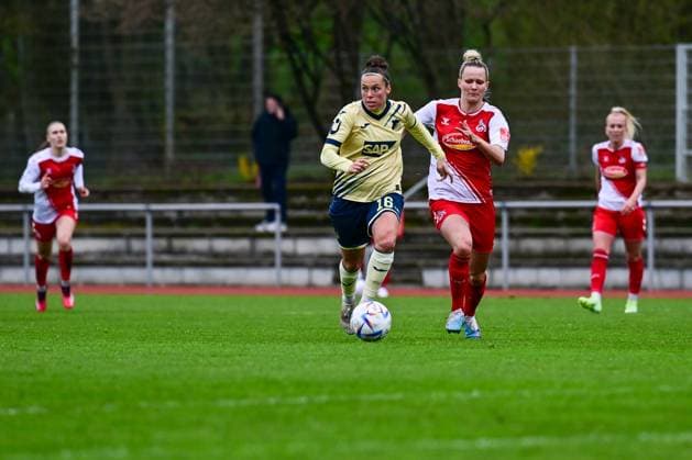16 04 2023, GER, soccer, women, test match, 2022 2023, 1 FC Köln TSG Hoffenheim Nicole Billa 16 TSG heading towards the opponents penalty area Westerburg Schulstadion Rheinland Pfalz Germany.