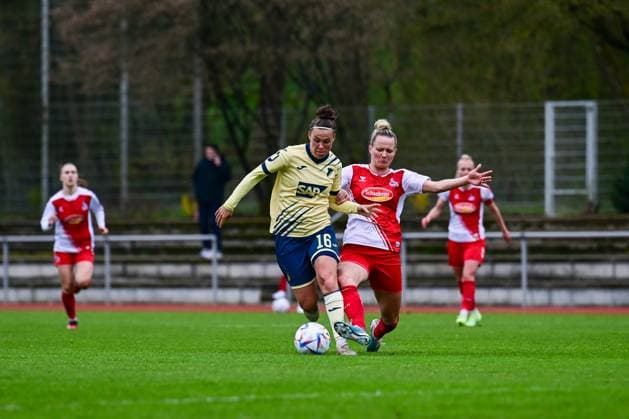 16 04 2023, GER, soccer, women, test match, 2022 2023, 1 FC Köln TSG Hoffenheim Nicole Billa 16 TSG is attacked by Jana Beuschlein Köln Westerburg Schulstadion Rheinland Pfalz Germany