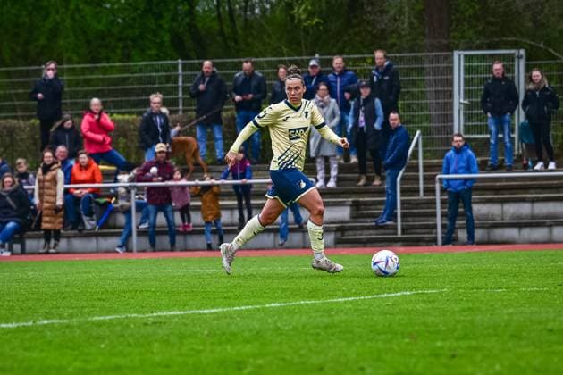 16 04 2023, GER, soccer, women, test match, 2022 2023, 1 FC Köln TSG Hoffenheim Nicole Billa 16 TSG controls the ball Westerburg Schulstadion Rheinland Pfalz Germany