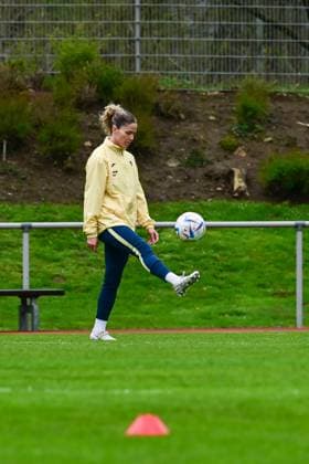 16 04 2023, GER, soccer, women, test match, 2022 2023, 1 FC Köln TSG Hoffenheim Luana Bühler 5 TSG juggling the ball Westerburg Schulstadion Rheinland Pfalz Germany