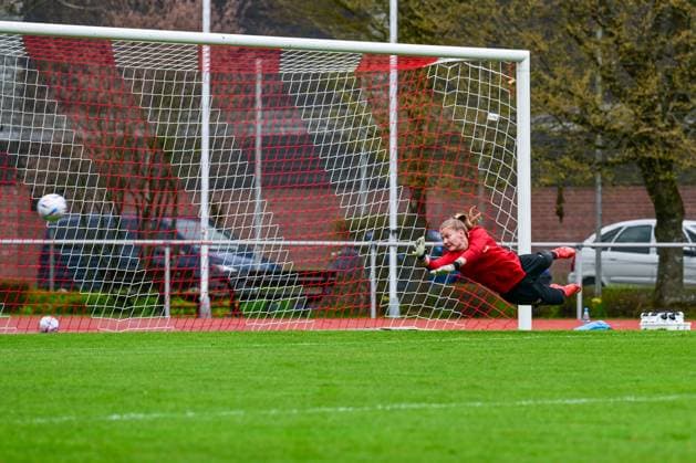 16 04 2023, GER, soccer, women, test match, 2022 2023, 1 FC Köln TSG Hoffenheim Manon Klett Köln makes a long run to reach the ball during warm-up training Westerburg Schulstadion Rheinland Pfalz Germany