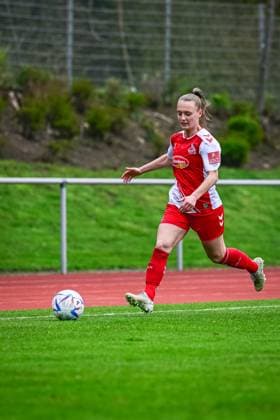 16 04 2023, GER, soccer, women, test match, 2022 2023, 1 FC Köln TSG Hoffenheim Andrea Gavric Köln runs down the sidelines with the ball Westerburg Schulstadion Rheinland Pfalz Germany