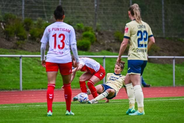16 04 2023, GER, soccer, women, test match, 2022 2023, 1 FC Köln TSG Hoffenheim Franziska Harsch 17 TSG fighting for the ball with Andrea Gavric left, Köln Westerburg Schulstadion Rheinland Pfalz Germany.