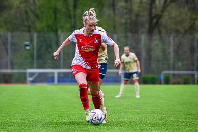 16 04 2023, GER, soccer, women, test match, 2022 2023, 1 FC Köln TSG Hoffenheim Lena Uebach Köln shields the ball Westerburg Schulstadion Rheinland Pfalz Germany