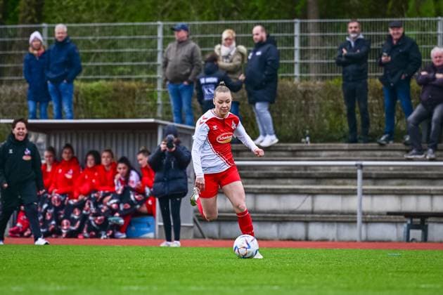16 04 2023, GER, soccer, women, test match, 2022 2023, 1 FC Köln TSG Hoffenheim Weronika Zawistowska Köln on the way to the opponents penalty area Westerburg Schulstadion Rheinland Pfalz Germany