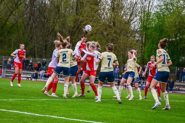 16 04 2023, GER, soccer, women, test match, 2022 2023, 1 FC Köln TSG Hoffenheim Selina Cerci center, Köln rises high for header Westerburg Schulstadion Rheinland Pfalz Germany.