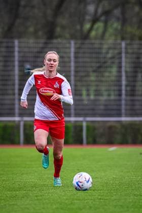16 04 2023, GER, soccer, women, test match, 2022 2023, 1 FC Köln TSG Hoffenheim Sarah Puntigam Köln sprints after the ball Westerburg Schulstadion Rheinland Pfalz Germany