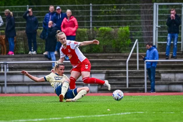 16 04 2023, GER, soccer, women, test match, 2022 2023, 1 FC Köln TSG Hoffenheim Vanessa Leimenstoll TSG in duel with Andrea Gavric Köln Westerburg Schulstadion Rheinland Pfalz Germany.
