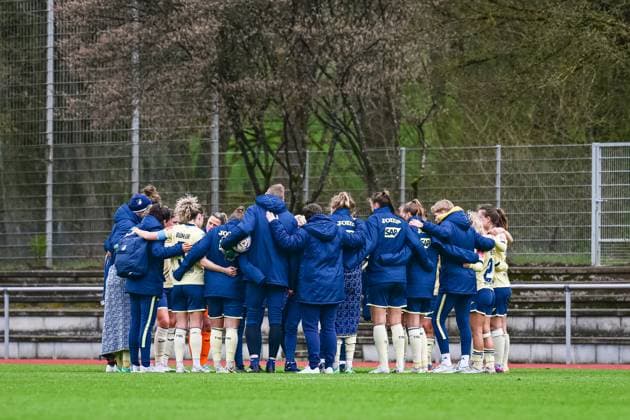 16 04 2023, GER, soccer, women, test match, 2022 2023, 1 FC Köln TSG Hoffenheim TSG are in a team circle Westerburg Schulstadion Rheinland Pfalz Germany after a narrow test match win against Köln.