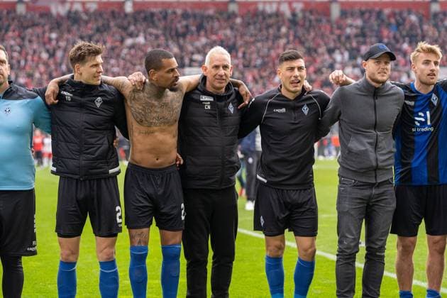 Christian Neidhart SV Waldhof Mannheim, head coach and his team celebrate the 0 3 victory over Essen, GER Rot Weiss Essen vs SV Waldhof Mannheim, 3 Football Bundesliga, 32 Matchday, Season 2022 2023, 16 04 2023 DFL REGULATES PROHIBIT ANY USE OF PHOTOGRAPHS AS IMAGE SEQUENCES AND OR QUASI VIDEO, GER Rot Weiss Essen vs SV Waldhof Mannheim, 3 Football Bundesliga, 32 Matchday, Season 2022 2023, 16 04 2023 Essen Copyright: xEibner-Pressefoto FabianxFriesex EP_EER
