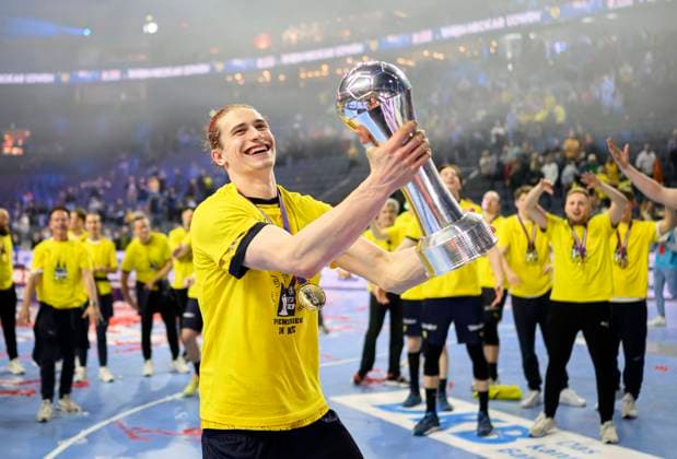 Bilder des Jahres 2023, Sport 04 April Sport Themen der Woche KW15 Sport Bilder des Tages Jubel Juri KNORR (RNL) mit dem DHB Pokal. Finale, SC Magdeburg (MD) - Rhein-Neckar Loewen (RNL), am 16.04.2023 Handball DHB Pokal Final Four 2023, vom 15.04 - 16.04.2023 in Koeln Deutschland. Â *** Cheers Juri KNORR RNL with the DHB Cup Final, SC Magdeburg MD Rhein Neckar Loewen RNL , on 16 04 2023 Handball DHB Cup Final Four 2023, from 15 04 16 04 2023 in Cologne Germany Â
