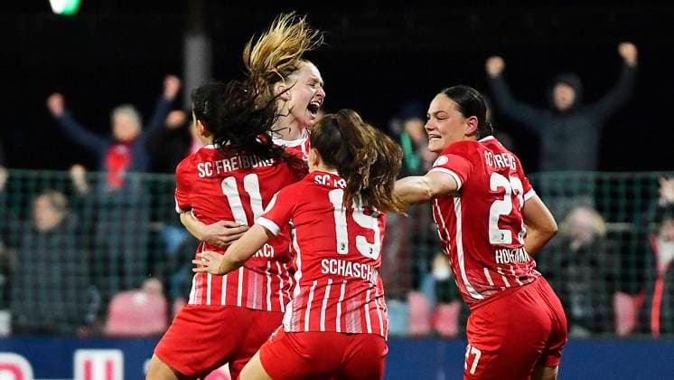 Sport Themen der Woche KW15 Sport Bilder des Tages Fußball DFB-Pokal Frauen Halbfinale Saison 2022 2023, RB Leipzig (Frauen) gegen SC Freiburg (Frauen 1:0 (0:0). Torjubel Freiburg nach dem Tor von Hasret Kayikci (Freiburg Angriff, Ruekennummer 11) (2.v.l.) beim Spiel RB Leipzig (Frauen) gegen SC Freiburg (Frauen). Es jubeln Janina Minge (Freiburg Mittelfeld, Ruekennummer 9), Annabel Schasching (Freiburg Mittelfeld, Ruekennummer 19), Giovanna Hoffmann (Freiburg Angriff, Ruekennummer 27) (v.l.n.r) Leipzig Sachsen Deutschland RB-Trainingszentrum, Rasenplatz 1 *** Soccer DFB Cup Womens Semifinal Season 2022 2023, RB Leipzig Women vs SC Freiburg Women 1 0 0 0 Goal celebration Freiburg after the goal of Hasret Kayikci Freiburg attack, Ruekennummer 11 2 v l at the game RB Leipzig Women vs SC Freiburg Women It cheer Janina Minge Freiburg midfield, Ruekennummer 9 , Annabel Schasching Freiburg midfield, Ruekennummer 19 , Giovanna Hoffmann Freiburg attack, Ruekennummer 27 v l n r Leipzig Saxony Germany RB training center, lawn 1