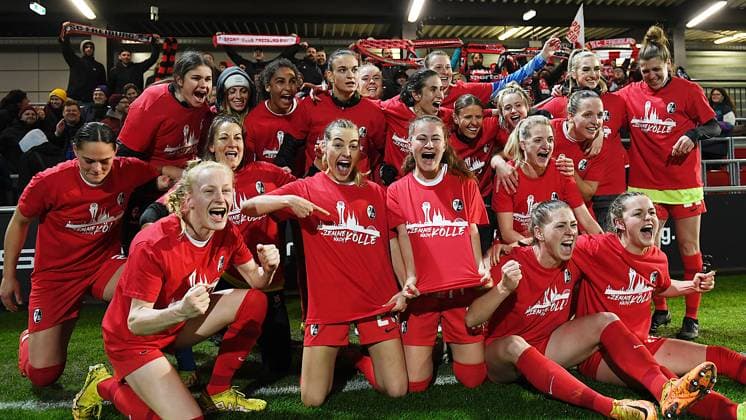 Bilder des Jahres 2023, Sport 04 April Sport Themen der Woche KW15 Sport Bilder des Tages Fußball DFB-Pokal Frauen Halbfinale Saison 2022 2023, RB Leipzig (Frauen) gegen SC Freiburg (Frauen 1:0 (0:0). Jubel bei den Spielerinnen des SC Freiburg nach dem Sieg im Halbfinale und Einzug ins Pokalfinal beim Spiel RB Leipzig (Frauen) gegen SC Freiburg (Frauen). Im Bild zu sehen u.a. Lena Nuding (Freiburg Torwart Torfrau, Ruekennummer 1), Lisa Karl (Freiburg Abwehr, Ruekennummer 2), Meret Felde (Freiburg Mittelfeld, Ruekennummer 4), Janina Minge (Freiburg Mittelfeld, Ruekennummer 9), Hasret Kayikci (Freiburg Angriff, Ruekennummer 11), Judith Steinert (Freiburg Abwehr, Ruekennummer 13), Greta Stegemann (Freiburg Abwehr, Ruekennummer 16), Lisa Kolb (Freiburg Angriff, Ruekennummer 18), Samantha Steuerwald (Freiburg Abwehr, Ruekennummer 21), Marie Mueller (Freiburg Mittelfeld, Ruekennummer 23), Giovanna Hoffmann (Freiburg Angriff, Ruekennummer 27) Leipzig Sachsen Deutschland RB-Trainingszentrum, Rasenplatz 1 *** Soccer DFB Cup Womens Semifinal Season 2022 2023, RB Leipzig Women vs SC Freiburg Women 1 0 0 0 Jubilation at the players of SC Freiburg after the victory in the semifinals and entry into the Cup final at the game RB Leipzig Women vs SC Freiburg Women In the picture to see among others Lena Nuding Freiburg goalkeeper goalkeeper, Ruekennummer 1 , Lisa Karl Freiburg defense, Ruekennummer 2 , Meret Felde Freiburg midfield, Ruekennummer 4 , Janina Minge Freiburg midfield, Ruekennummer 9 , Hasret Kayikci Freiburg attack, Ruekennummer 11 , Judith Steinert Freiburg defense, Ruekennummer 13 , Greta Stegemann Freiburg defense, Ruekennummer 16 , Lisa Kolb Freiburg attack, Ruekennummer 18 , Samantha Steuerwald Freiburg defense, Ruekennummer 21 , Marie Mueller Freiburg midfield, Ruekennummer 23 , Giovanna Hoffmann Freiburg attack, Ruekennummer 27 Leipzig Saxony Germany RB Trainingszentrum, Rasenplatz 1