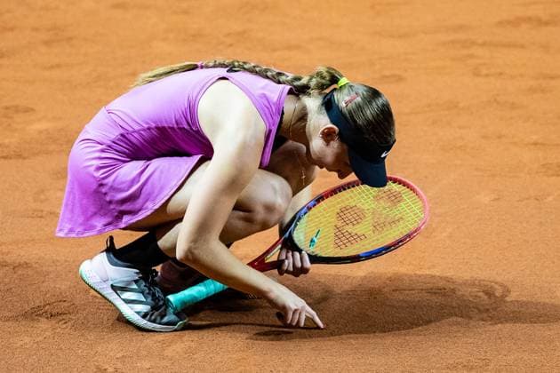 Tamara Korpatsch GER vs Cristina Bucsa ESP in picture Tamara Korpatsch GER Marks the floor Porsche Tennis Grand Prix GP Stuttgart 2023, Billie Jean King Cup, Porsche Arena, 17 04 2023 Porsche Tennis Grand Prix GP Stuttgart 2023 Porsche Arena, 17 04 2023 Stuttgart Copyright: xEibner-Pressefoto RogerxBuerkex EP_EER