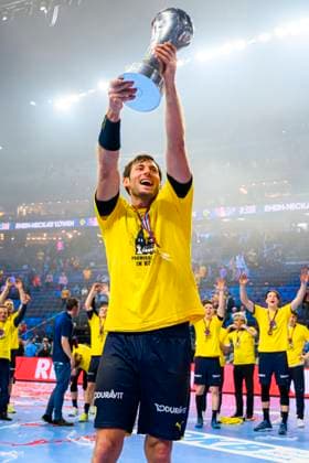 Handball DHB Cup, Rhein Neckar Löwen SC Magdeburg, Final Four, Final, Lanxess Arena Uwe Gensheimer Loewen with the Cup Cologne Lanxess Arena North Rhine Westphalia Germany