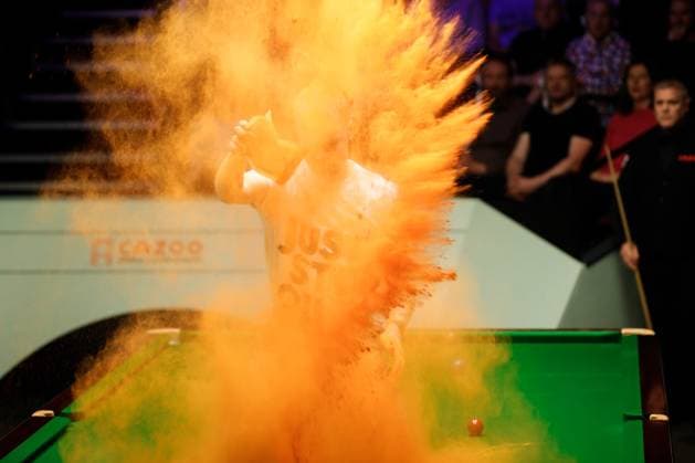 Sport Themen der Woche KW16 SHEFFIELD, ENGLAND - APRIL 17: A Just Stop Oil protester jumps on the table and throws orange powder during the first round match between Robert Milkins and Joe Perry on day 3 of the 2023 Cazoo World Championship, WM, Weltmeisterschaft at Crucible Theatre on April 17, 2023 in Sheffield, England.  Copyright: xVCGx 111432514493 