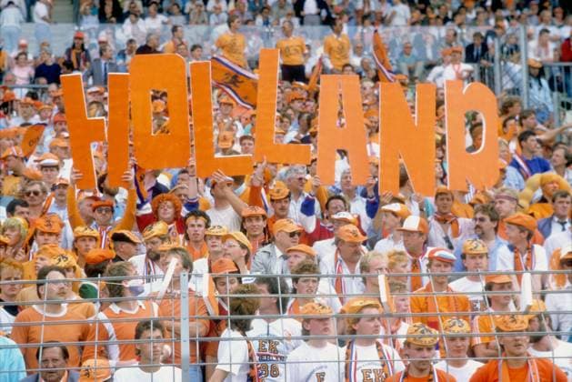 Fußball EM 1988 in Deutschland Niederlande - England 3:1 15.06.1988 in Düsseldorf Fans aus Holland (Niederlande) im Rheinstadion *** European Football Championship 1988 in Germany Netherlands England 3 1 15 06 1988 in Düsseldorf fans from Holland Netherlands in the Rhine stadium HM