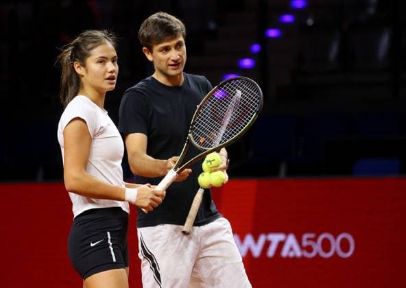 18 04 2023, Germany, Stuttgart, Porsche Tennis Grand Prix 2023, f l Emma Raducano and coach Seabstian Sachs
