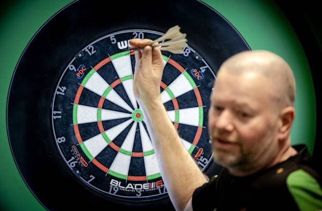 Sport Themen der Woche KW16 Sport Bilder des Tages DELFT - Raymond van Barneveld during a test of a new dart developed by TU Delft researchers. According to the researchers, this is a dart that is almost 50 percent more accurate than a conventional dart. ANP ROBIN VAN LONKHUIJSEN xVIxANPxSportx xxANPxIVx 467344087 originalFilename: 467344087.jpg