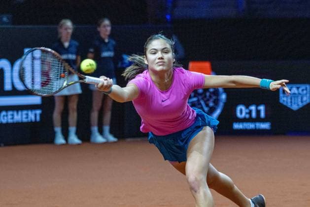 Emma Raducanu GBR Germany, Stuttgart, 18 04 2023, Tennis, Porsche Tennis Grand Prix, 2023, Round 1, Jelena Ostapenko LAT Emma Raducanu GBR , Porsche Arena Foto A2 Bildagentur Peter Hartenfelser