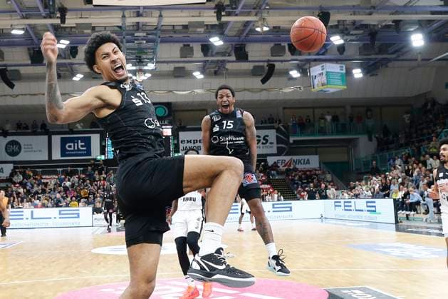 29 Matchday of the easyCredit BBL Basketball Bundesliga at Oberfrankenhalle in Bayreuth Season 2022 2023 Medi Bayreuth vs. NINERS Chemnitz Jason George NINERS Chemnitz 13 left Wesley Clark NINERS Chemnitz 15 right