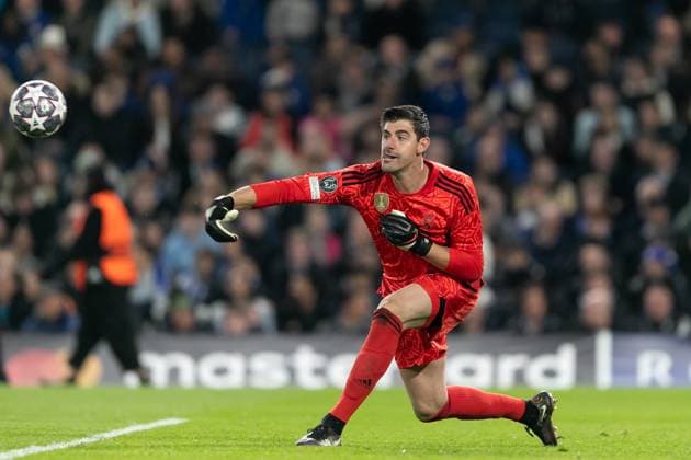 LONDON, ENGLAND - APRIL 18: Thibaut Courtois of Real Madrid passes the ball during the UEFA Champions League quarterfinal second leg match between Chelsea FC and Real Madrid at Stamford Bridge on April 18, 2023 in London, United Kingdom. (Photo by Gaspafotos) SPO  Copyright: xGaspafotos