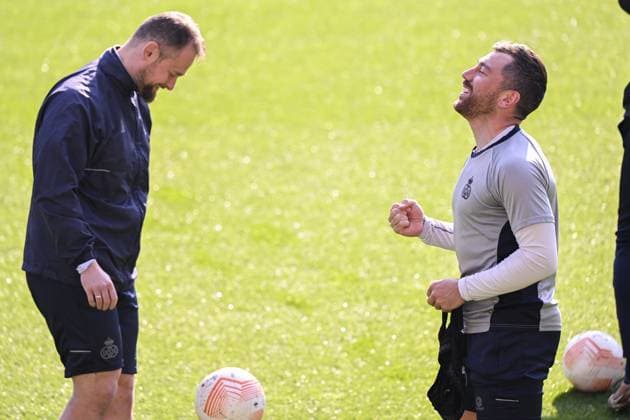 Union s assistant coach Artur Kopyt and Union s Guillaume Francois pictured during a training session of Belgian soccer team Royale Union Saint-Gilloise, Wednesday 19 April 2023 in Anderlecht stadium. Union is preparing for tomorrow s game against German Bayer 04 Leverkusen, the return leg of the quarterfinals of the UEFA Europa League competition. First leg ended on a draw 1-1 result. LAURIExDIEFFEMBACQ  x65339884x