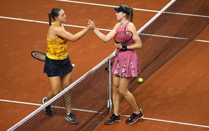 19 04 2023, Germany, Stuttgart, Porsche Tennis Grand Prix 2023, v l Jule Niemeier GER , Elena Rybakina