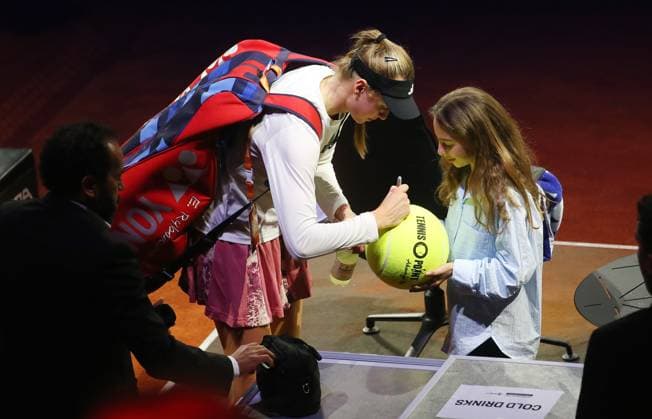 19 04 2023, Germany, Stuttgart, Porsche Tennis Grand Prix 2023, Elena Rybakina signs autographs after the match