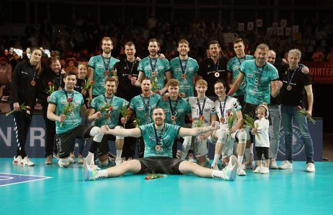 Sport Themen der Woche KW16 Sport Bilder des Tages 3. Platz Bronzemedaille: SWD Powervolleys Düren, Mannschaftsfoto Volleyball Bundesliga Herren Saison 2022 2023 19.04.2023 BR Volleys Berlin BRV vs. SWD Powervolleys Düren *** 3 place bronze medal SWD Powervolleys Düren, team photo Sport Volleyball Bundesliga men season 2022 2023 19 04 2023 BR Volleys Berlin BRV vs SWD Powervolleys Düren