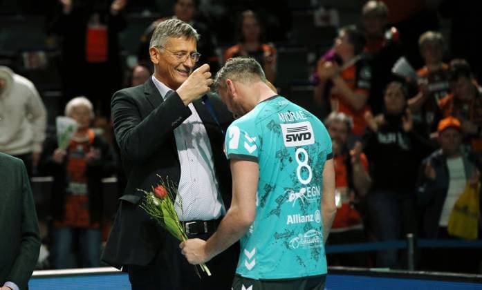 DVV President Rene Hecht honors and congratulates Björn Andrae on the bronze medal 3 Place Sports Volleyball Bundesliga Men Season 2022 2023 19 04 2023 BR Volleys Berlin BRV vs SWD Powervolleys Düren