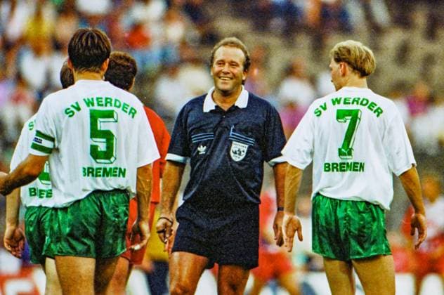 RECORD DATE NOT STATED Aus DFB Supercup Endspiel zwischen 1. FC Kaiserslautern - Werder Bremen 3:1 am 06.08.1991 im Niedersachsenstadion zu Hannover. Im Foto: Schiri Wolf-Dieter Wiesel sowie Kpt. Mirko Votava 5 und Dieter Eilts 7 *** From DFB Supercup final between 1 FC Kaiserslautern Werder Bremen 3 1 on 06 08 1991 in the Niedersachsenstadion to Hannover In the photo referee Wolf Dieter Wiesel and Kpt Mirko Votava 5 and Dieter Eilts 7