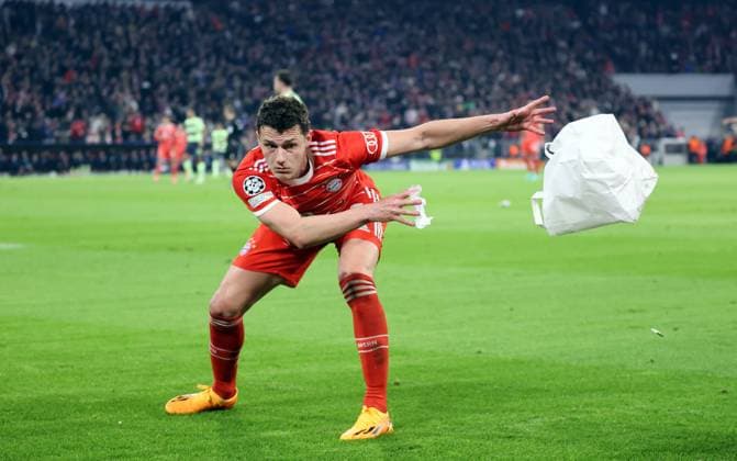 Bilder des Jahres 2023, Sport 04 April Sport Themen der Woche KW16 19.04.23 FC Bayern München - Manchester City Deutschland, München 19.04.2023, Fussball, Champions League, FC Bayern München - Manchester City: Benjamin Pavard (FC Bayern München) entfernt Papiertüte von dem Spielfeld. *** 19 04 23 FC Bayern Munich Manchester City Germany, Munich 19 04 2023, football, Champions League, FC Bayern Munich Manchester City Benjamin Pavard FC Bayern Munich removes paper bag from the pitch