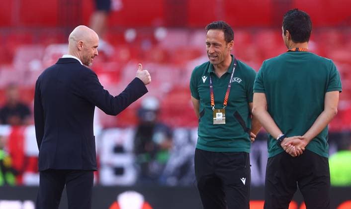 Mandatory Credit: Photo by Kieran McManus Shutterstock (13873490d) Manchester United, ManU manager Erik ten Hag gives a thumbs up to the match officials before kick off Sevilla v Manchester United, UEFA Europa League, Quarter-Final, Second Leg, Football, Ramon Sanchez-Pizjuan Stadium, Seville, Spain - 20 Apr 2023 Sevilla v Manchester United, UEFA Europa League, Quarter-Final, Second Leg, Football, Ramon Sanchez-Pizjuan Stadium, Seville, Spain - 20 Apr 2023 Copyright: xKieranxMcManus Shutterstockx 13873490d