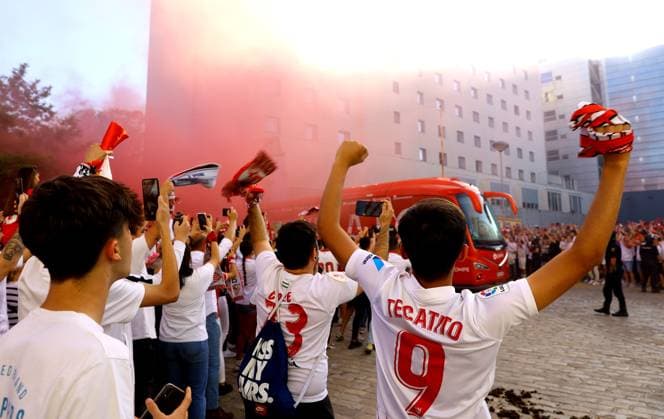 Mandatory Credit: Photo by Kieran McManus Shutterstock (13873490k) Sevilla fans cheer their team on outside the stadium before kick off Sevilla v Manchester United, ManU UEFA Europa League, Quarter-Final, Second Leg, Football, Ramon Sanchez-Pizjuan Stadium, Seville, Spain - 20 Apr 2023 Sevilla v Manchester United, UEFA Europa League, Quarter-Final, Second Leg, Football, Ramon Sanchez-Pizjuan Stadium, Seville, Spain - 20 Apr 2023 Copyright: xKieranxMcManus Shutterstockx 13873490k