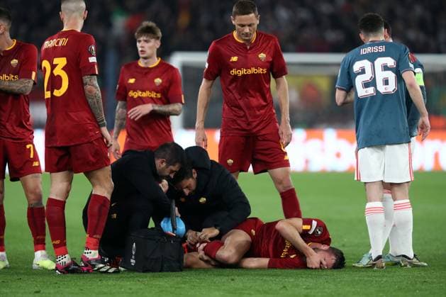 Rome, Italy 20.04.2023: Bryan Cristante injured during the Uefa Europa League 2023 football match, quarter finals, AS Roma vs Feyenoord at Olympic stadium in Rome, Italy.  Copyright: xmarcoxiacobuccix xipa-agency.netx xmarcoxiacobuccix 0 IPA_IPA37434161