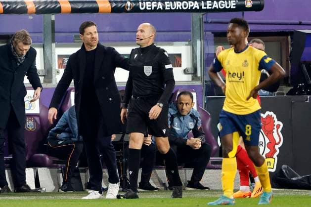 ANDERLECHT, BELGIUM - APRIL 20 : referee Lahoz with Alonso Xabi head coach of Bayer Leverkusen during the UEFA Europa League Quarter-finals, 2nd leg match between Union SG and Bayer Leverkusen at the Anderlecht stadium on April 20, 2023 in Anderlecht, Belgium, 20 04 2023 ( Union SG v Bayer Leverkusen - UEFA Europa League PhotoNews Panoramic 