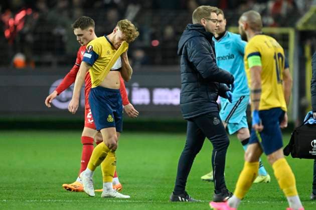 ANDERLECHT, BELGIUM - APRIL 20 : Vertessen Yorbe forward of Union St-Gilloise leaves the field with an injury during the UEFA Europa League Quarter-finals, 2nd leg match between Union SG and Bayer Leverkusen at the Anderlecht stadium on April 20, 2023 in Anderlecht, Belgium, 20 04 2023 ( Union SG v Bayer Leverkusen - UEFA Europa League PhotoNews Panoramic 
