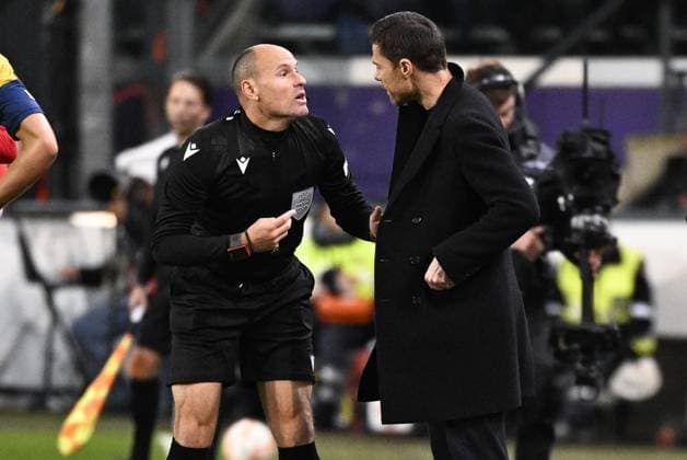 Sport Bilder des Tages Spanish referee Antonio Mateu Lahoz and Leverkusen s head coach Xabi Alonso pictured during a soccer match between Belgian Royale Union Saint-Gilloise and German Bayer 04 Leverkusen, Thursday 20 April 2023 in Anderlecht, Brussels, the return leg of the quarterfinals of the UEFA Europa League competition. The first leg ended in a 1-1 draw. LAURIExDIEFFEMBACQ  x65500680x