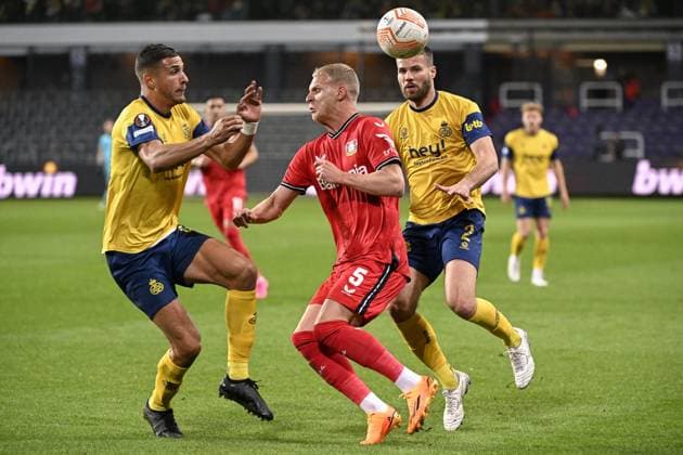 Union s Ismael Kandouss, Leverkusen s Mitchel Bakker and Union s Bart Nieuwkoop fight for the ball during a soccer match between Belgian Royale Union Saint-Gilloise and German Bayer 04 Leverkusen, Thursday 20 April 2023 in Anderlecht, Brussels, the return leg of the quarterfinals of the UEFA Europa League competition. The first leg ended in a 1-1 draw. LAURIExDIEFFEMBACQ  x65500715x