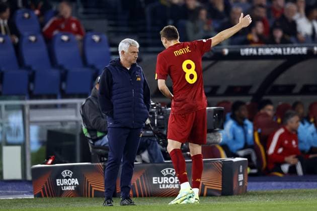 ROME - (l-r) AS Roma coach Jose Mourinho, Nemanja Matic of AS Roma during the UEFA Europa League quarterfinal match between AS Roma and Feyenoord at Stadio Olimpico Rome on April 20, 2023 in Rome, Italy. ANP MAURICE VAN STONE UEFA Europa League Quarter-finals, 2nd leg 2022 2023 xVIxANPxSportx xxANPxIVx 467496897 originalFilename: 467496897.jpg